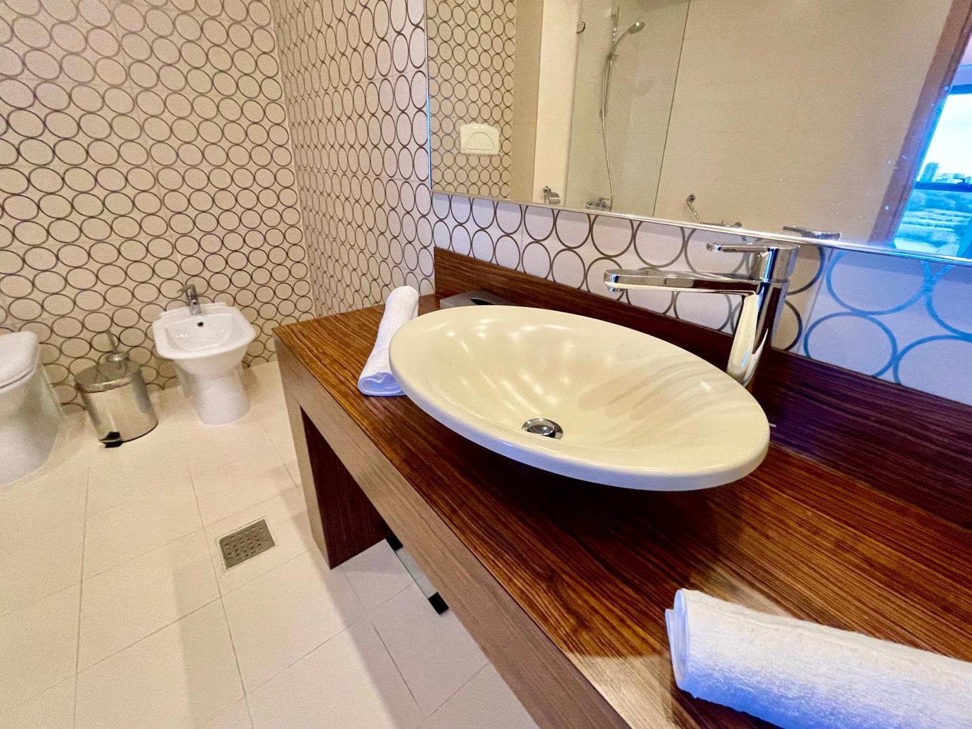 Royal Studio Apartment With A Perfect View - Yamaluxe Bucareste Exterior foto